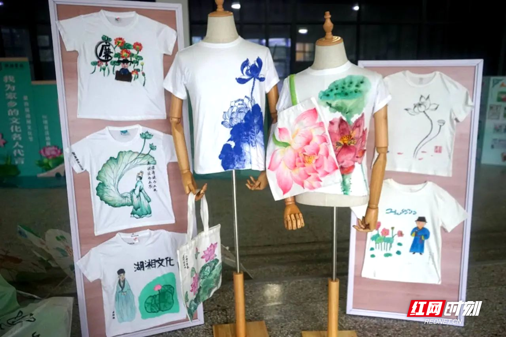 岳塘区湖湘学校开展廉洁文化元素手工制作,学生将廉洁文化元素绘制在T恤、手提包上。.png