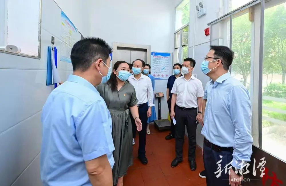 胡贺波在岳塘区火炬学校调研。(全媒体记者 方阳 摄).png