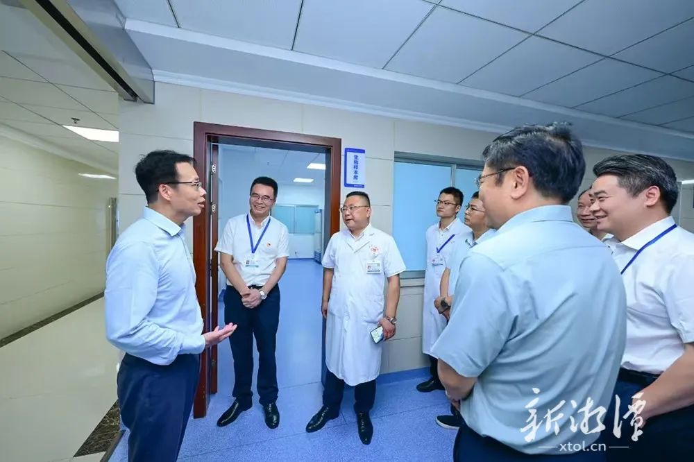 胡贺波在市第一人民医院调研。(全媒体记者 方阳 摄).png