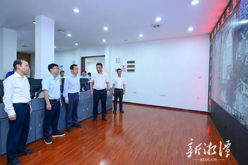 胡贺波在市城管执法局调研。(全媒体记者 方阳 摄).png