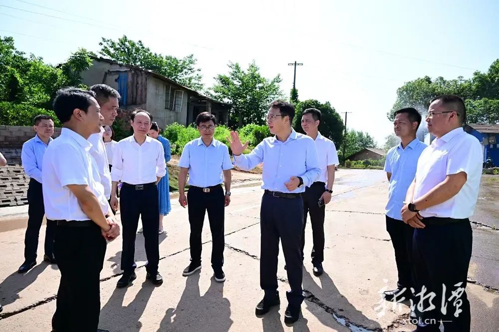 胡贺波在湖南九益泽环保科技有限公司调研。(全媒体记者 方阳 摄).png